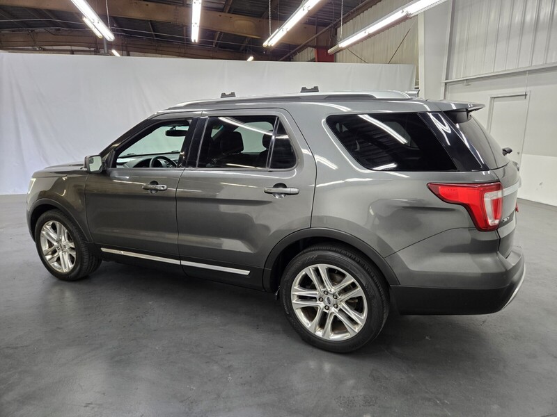 2016 Ford Explorer XLT photo 3
