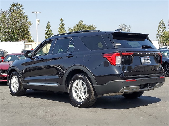 2025 Ford Explorer photo 2