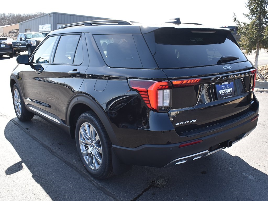 2025 Ford Explorer photo 2