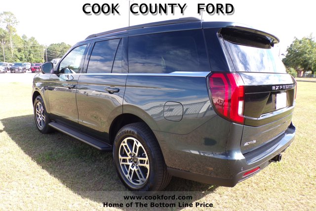 2025 Ford Expedition photo 2