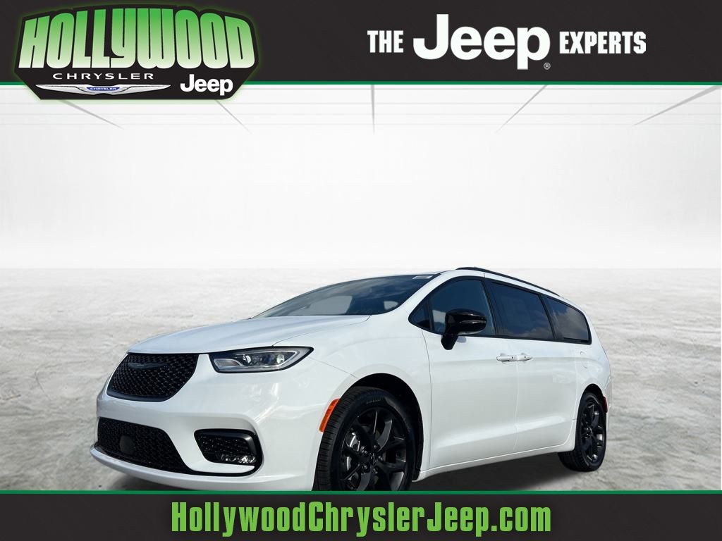 2025 Chrysler Pacifica Limited's photo