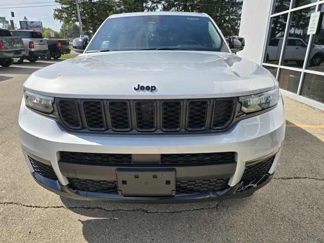 2025 Jeep Grand Cherokee Limited photo 2