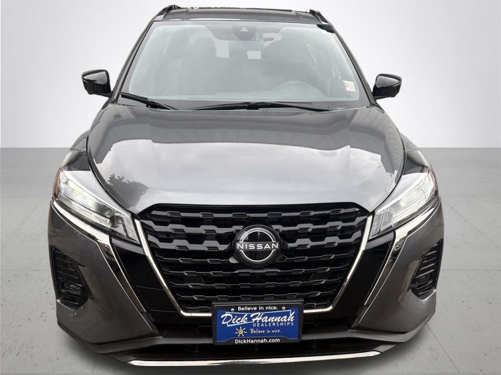 2023 Nissan Kicks SR photo 3