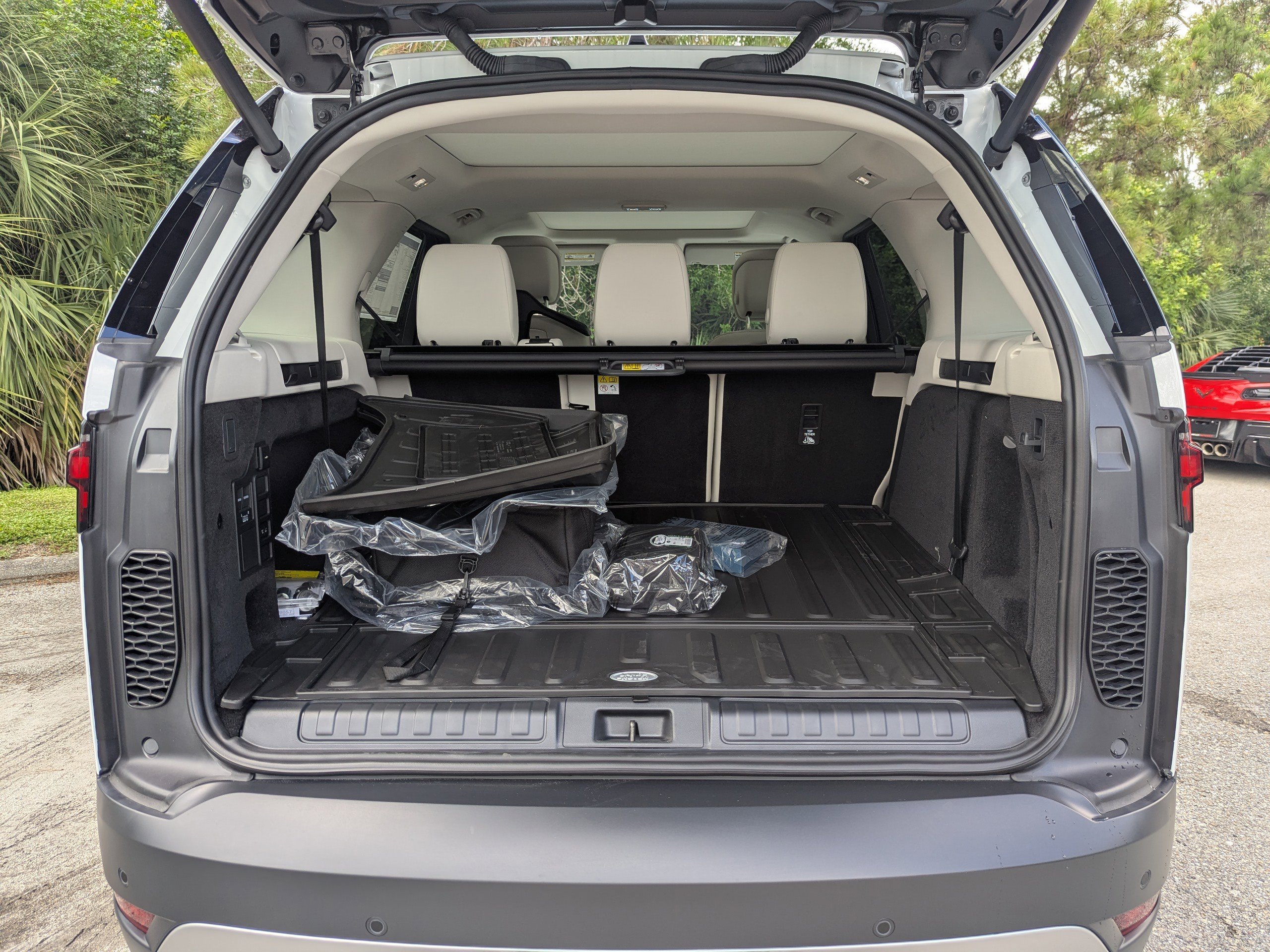 2025 Land Rover Discovery S photo 9