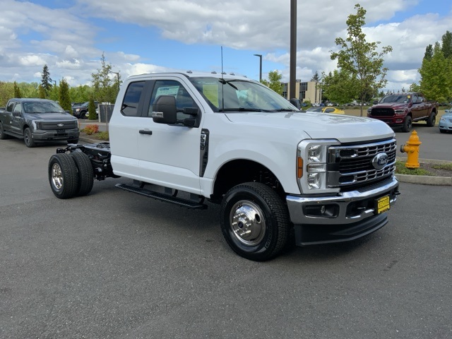 2025 Ford F-350 photo 3