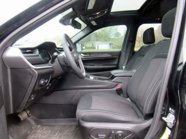 2024 Jeep Grand Cherokee Laredo X photo 3