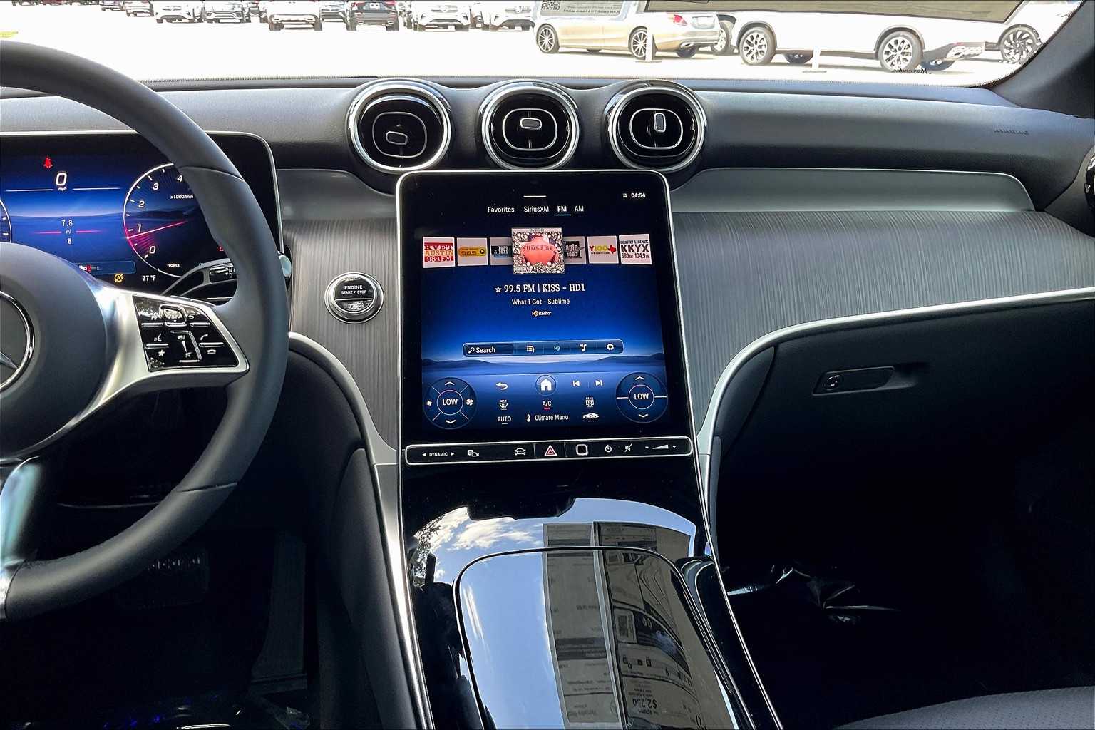 2025 Mercedes Benz GLC 300 photo 2
