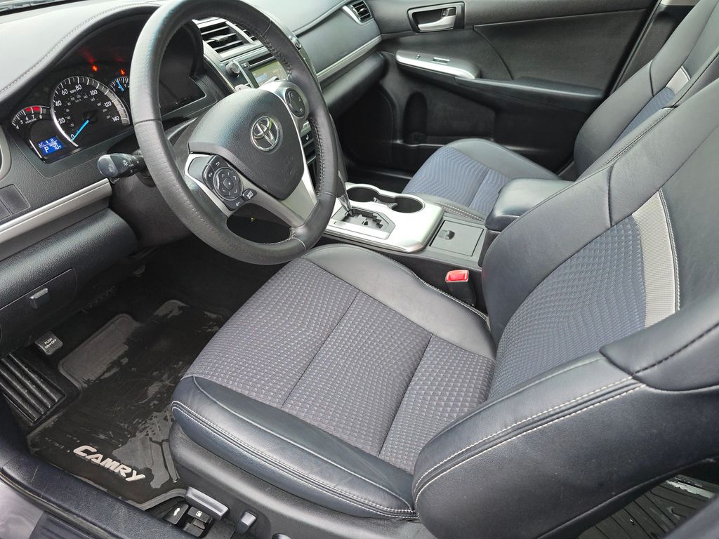 2014 Toyota Camry SE photo 12