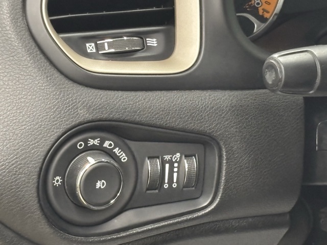 2015 Jeep Renegade Latitude North Edition photo 8