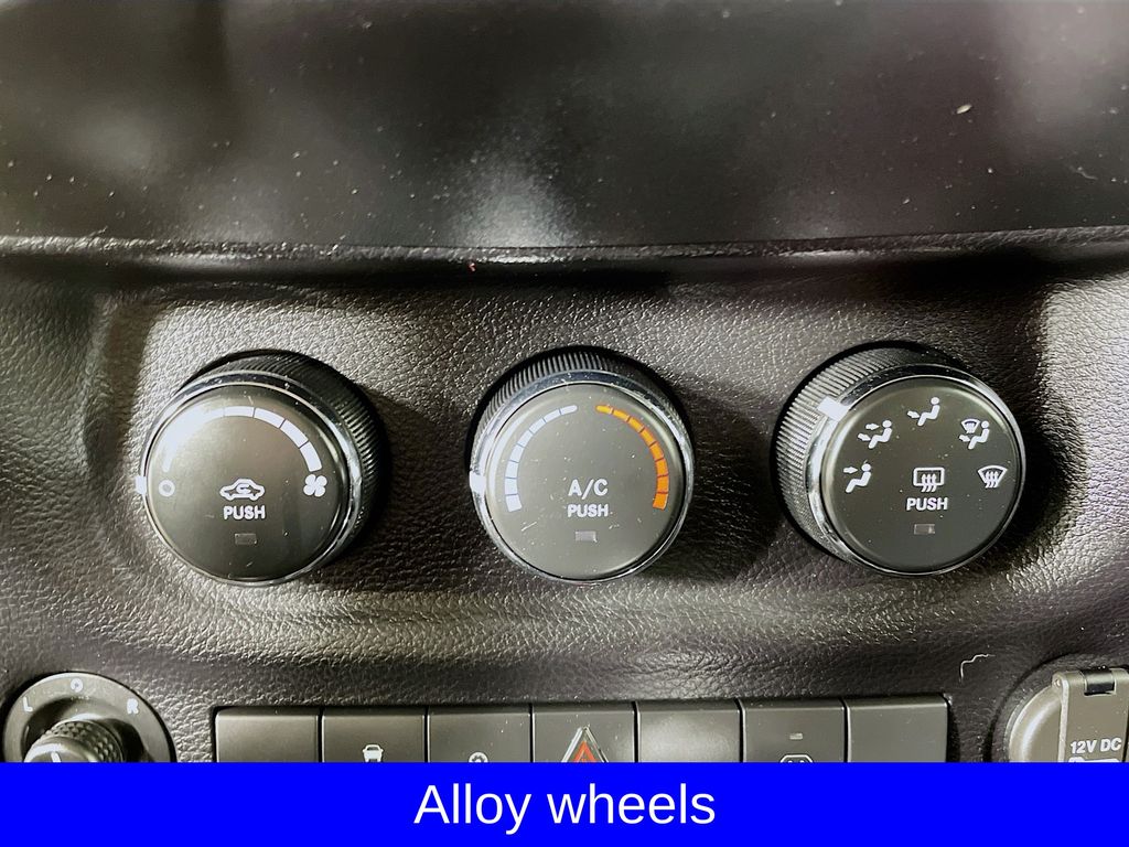 2015 Jeep Wrangler Unlimited Sahara photo 15