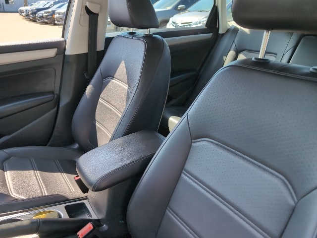 2021 Volkswagen Passat 2.0T SE photo 14