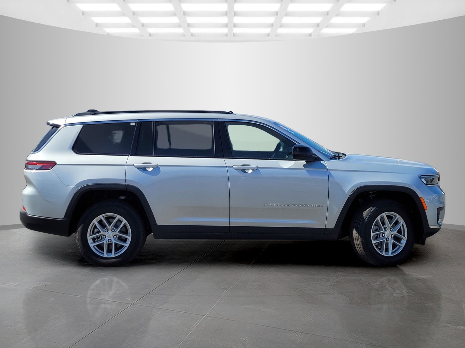 2025 Jeep Grand Cherokee Laredo X photo 3