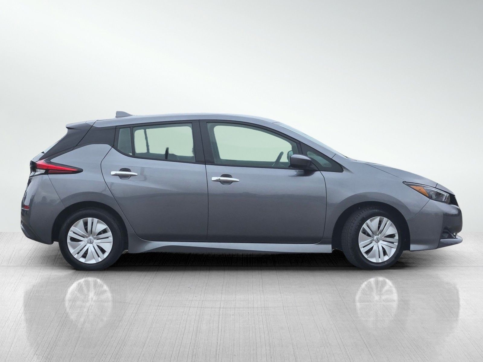 2024 Nissan Leaf S photo 3