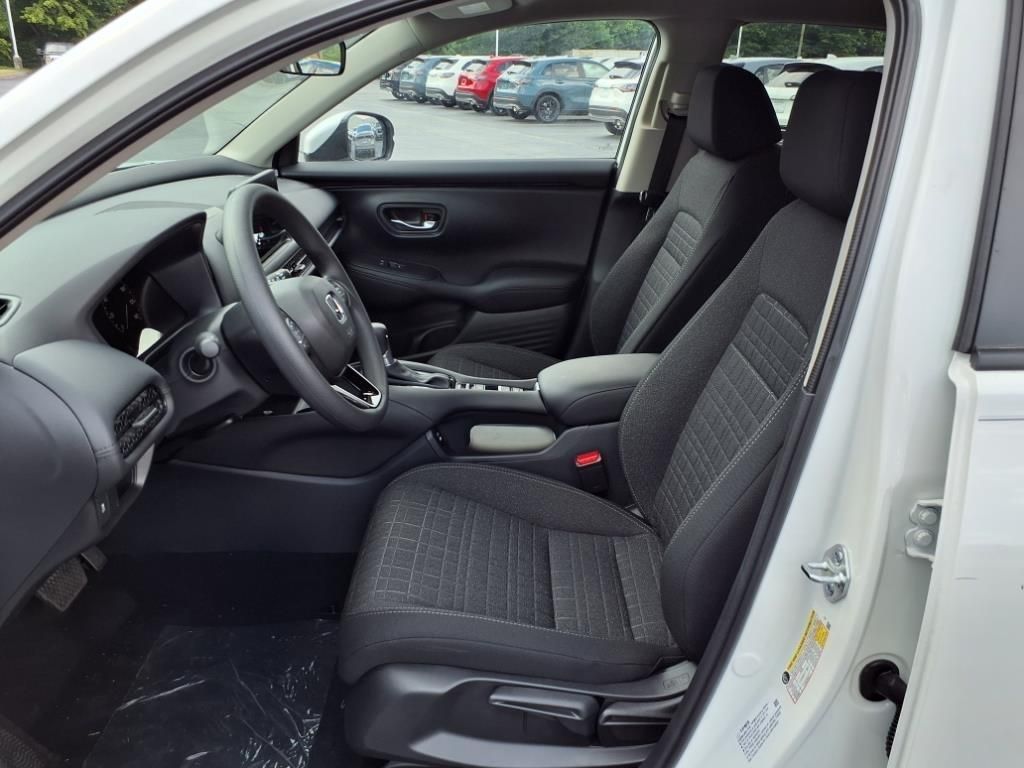 2026 Honda HR-V LX photo 13
