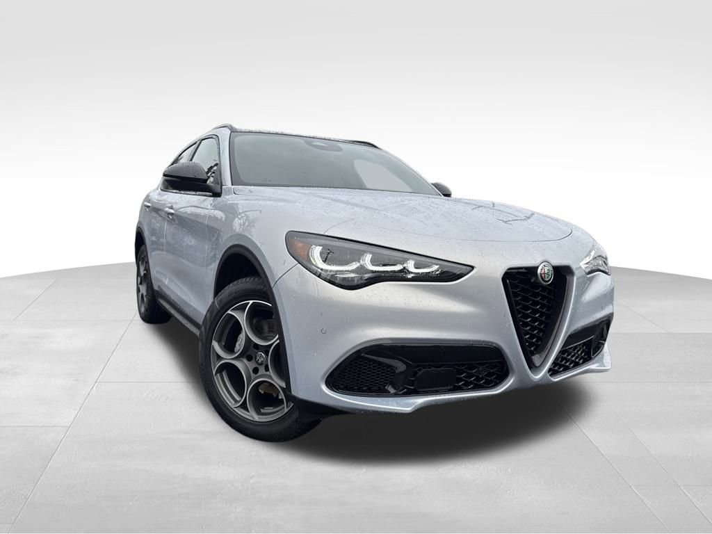 2025 Alfa Romeo Stelvio Base's photo