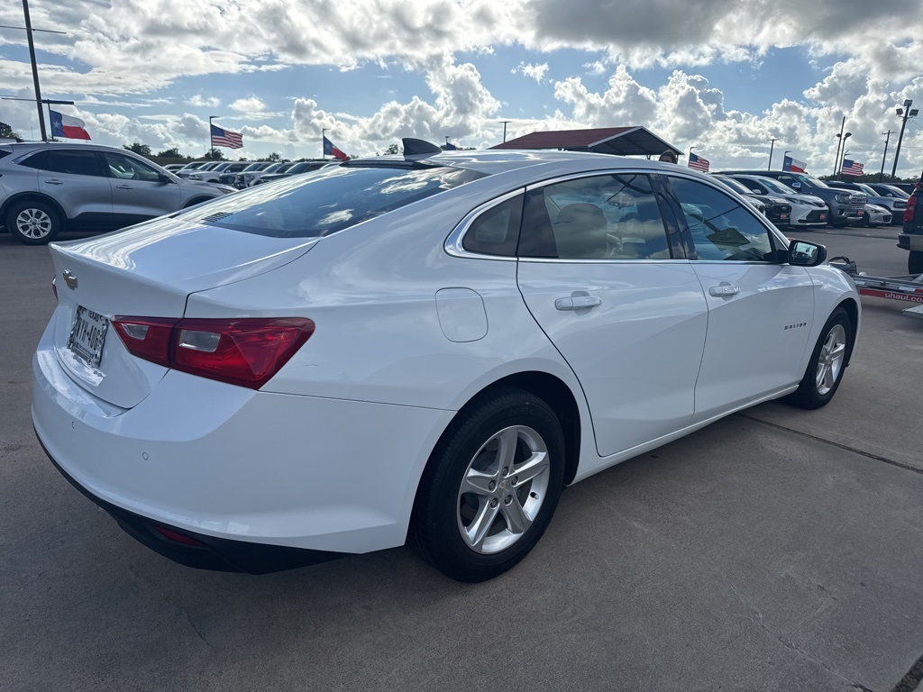 2022 Chevrolet Malibu LS photo 4