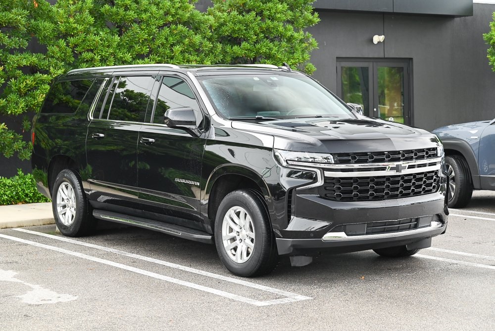 2022 Chevrolet Suburban LT photo 3