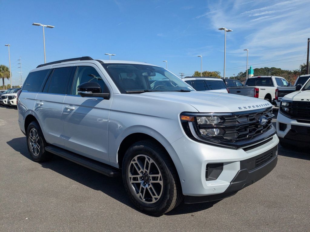 2025 Ford Expedition photo 2
