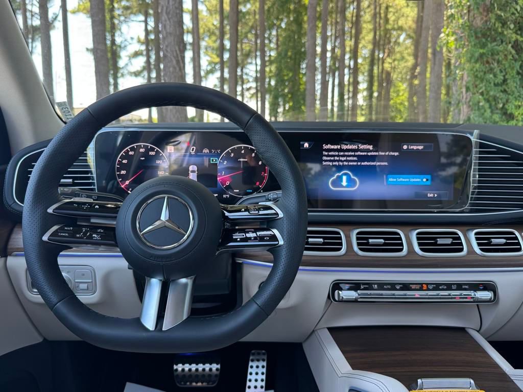 2025 Mercedes Benz GLS 450 4MATIC photo 3