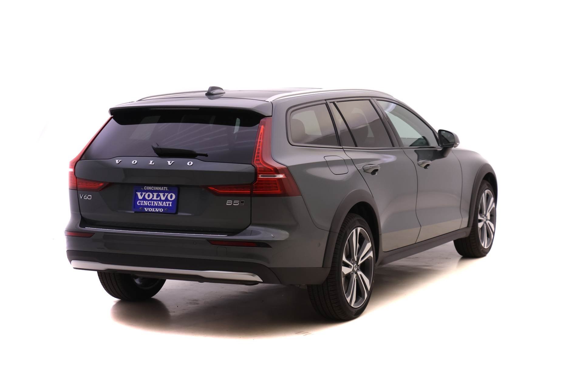 2026 Volvo V60 Cross Country B5 AWD Plus photo 4
