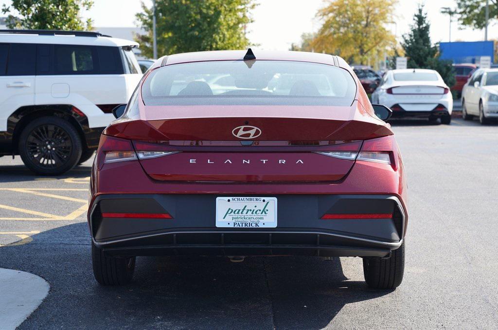 2025 Hyundai Elantra SE photo 4