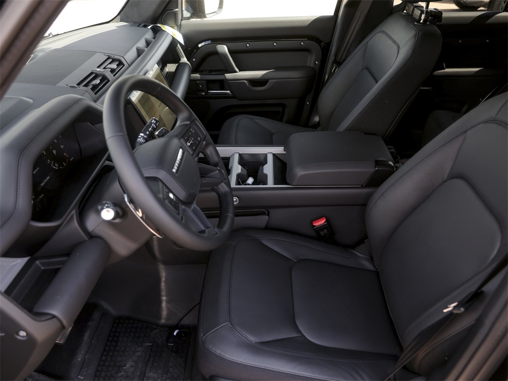 2026 Land Rover Defender 110 V8 photo 14