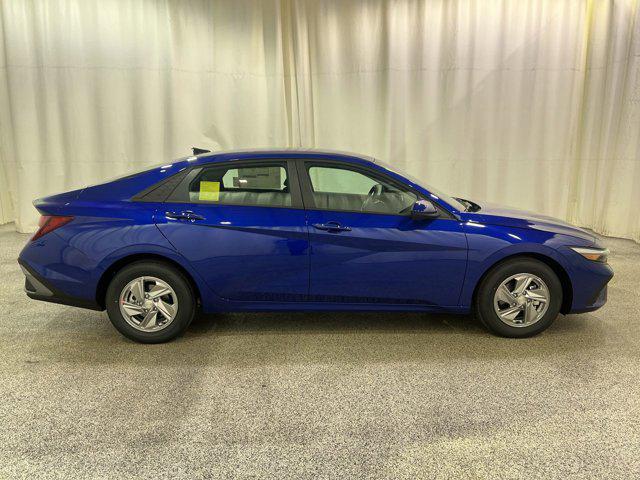 2025 Hyundai Elantra SE photo 4