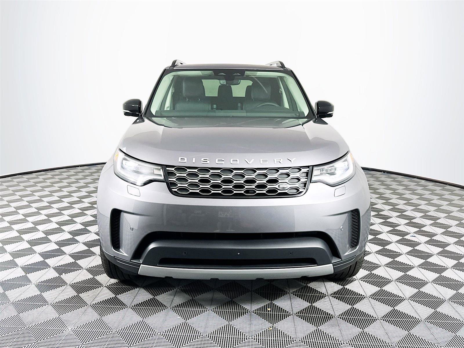 2024 Land Rover Discovery P300 S photo 2