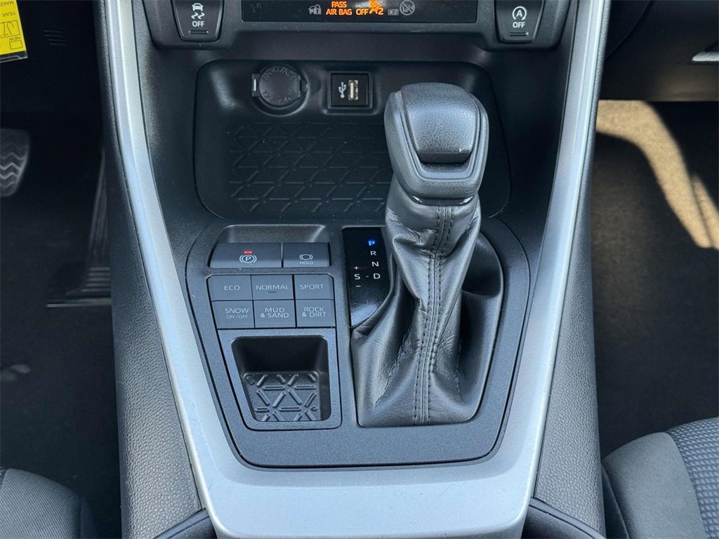 2024 Toyota RAV4 LE photo 3