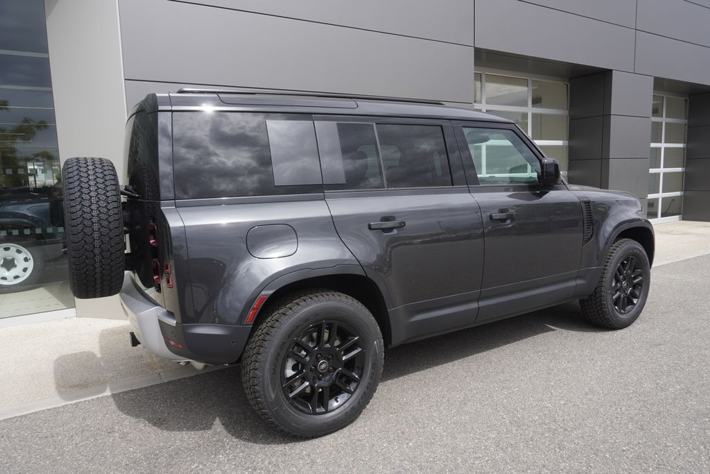 2025 Land Rover Defender 110 S photo 4