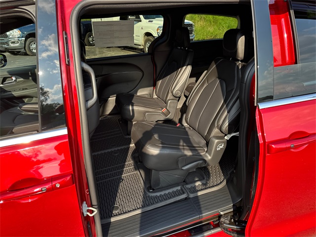 2025 Chrysler Pacifica photo 13