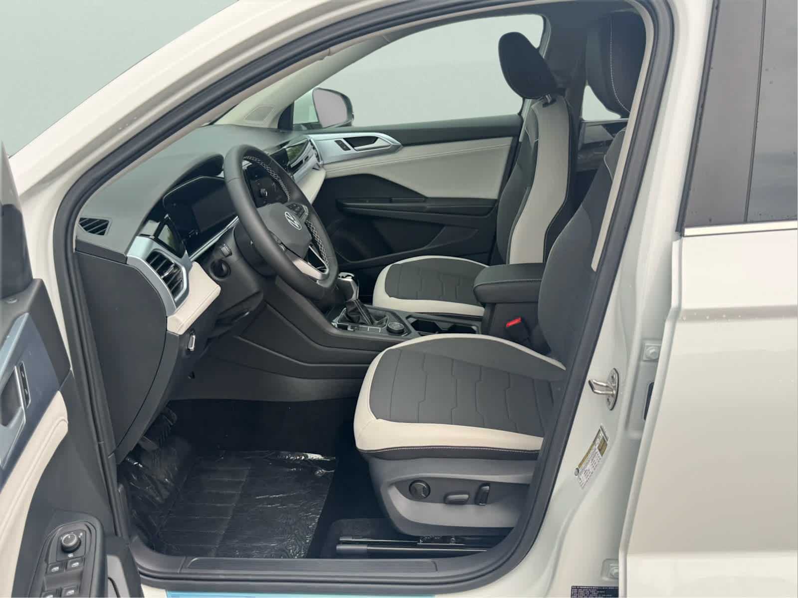 2025 Volkswagen Taos SE photo 8