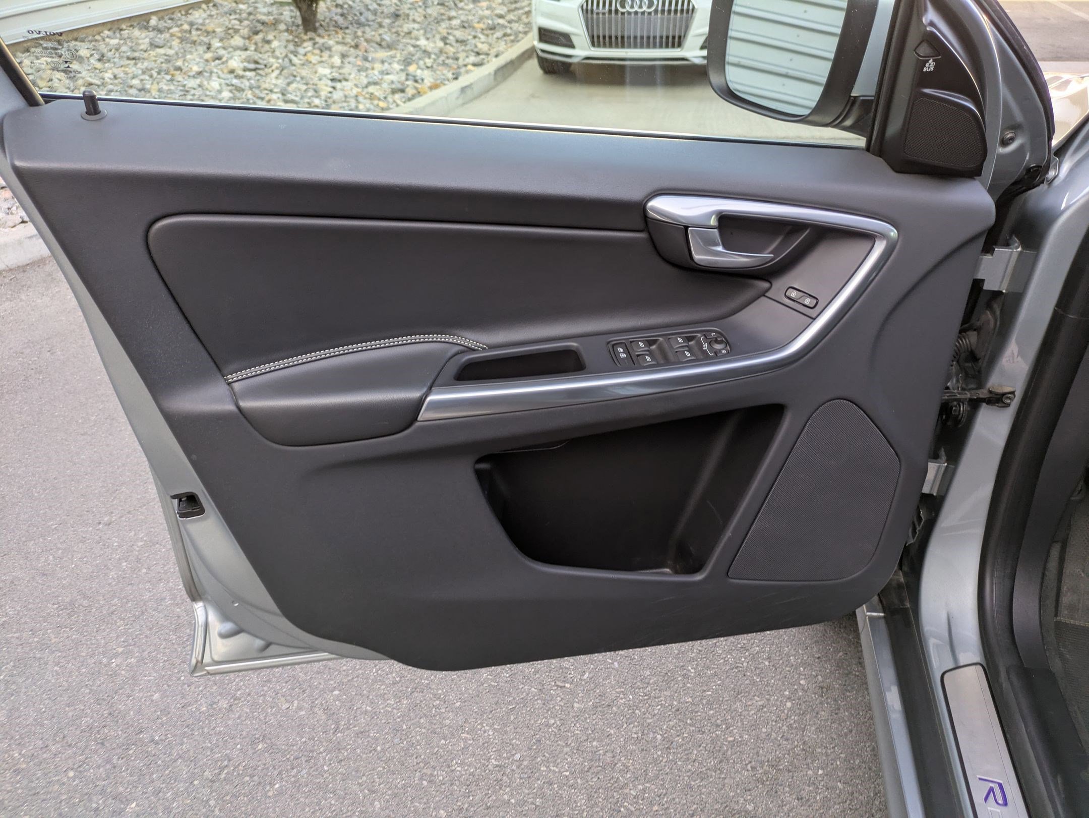 2017 Volvo XC60 Platinum R-Design photo 11