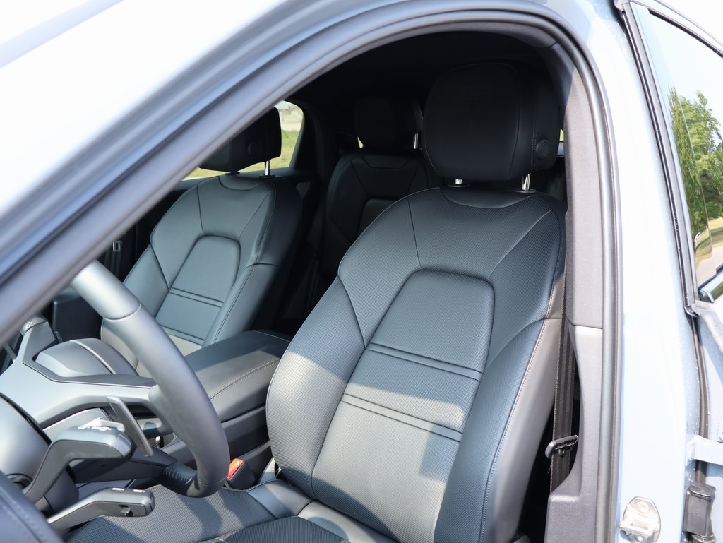 2025 Porsche Cayenne Coupe S photo 4