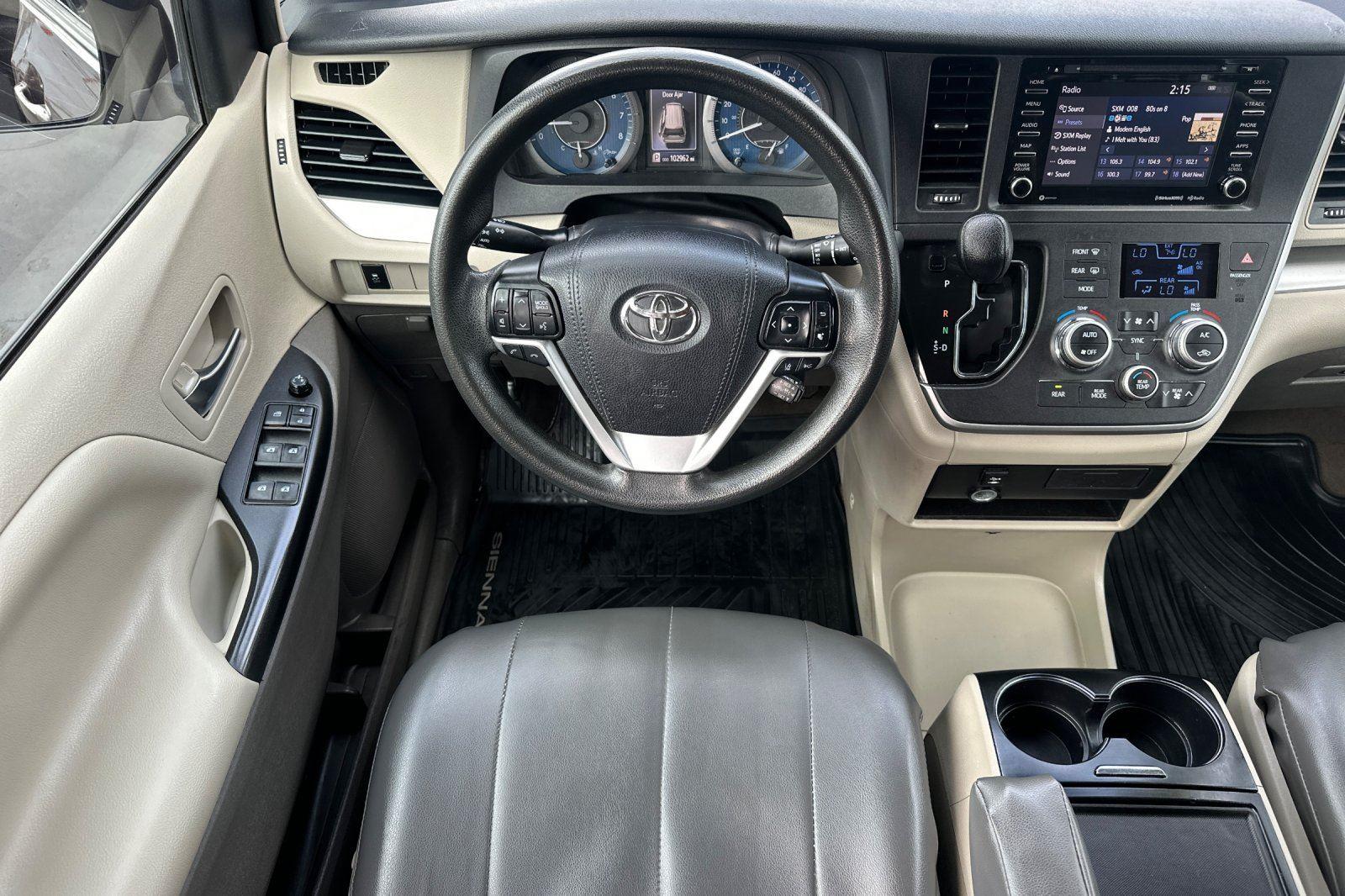 2020 Toyota Sienna LE photo 4