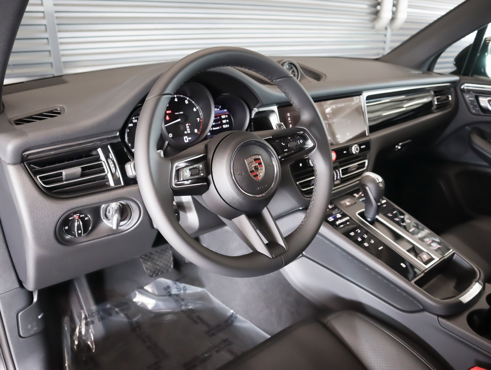 2025 Porsche Macan T photo 4