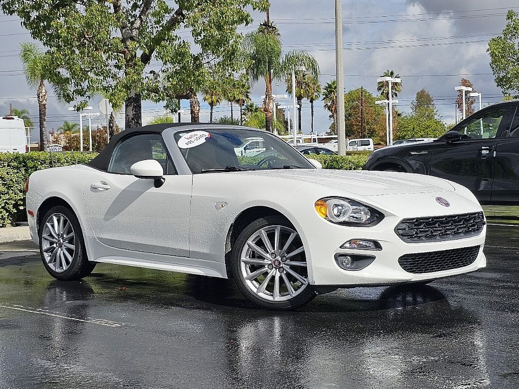 2017 Fiat 124 Spider Lusso photo 2