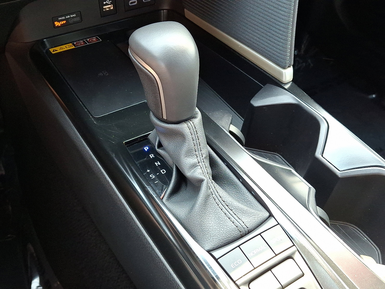 2025 Toyota Camry SE photo 11