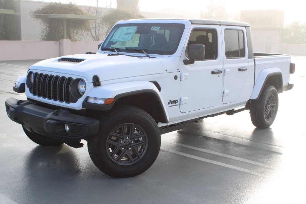2026 Jeep Gladiator Sport S's photo