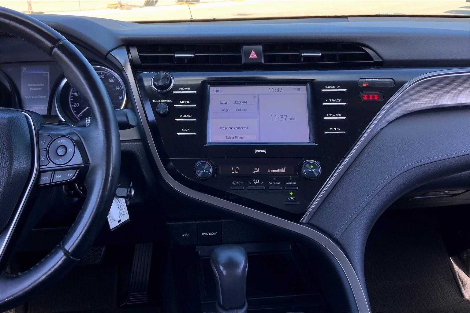 2020 Toyota Camry SE photo 6