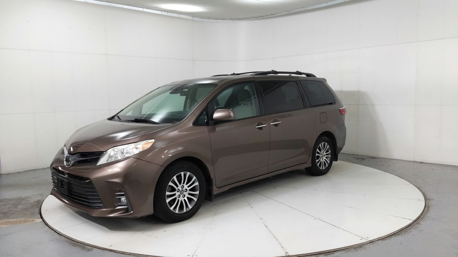 Used 2020 BROWN Toyota XLE image 1