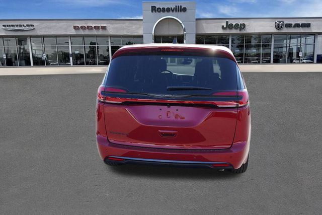 2026 Chrysler Pacifica photo 4