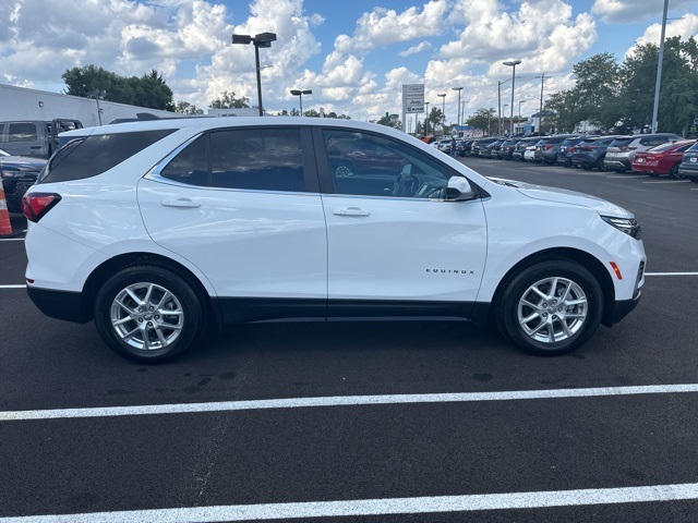 2022 Chevrolet Equinox LT photo 2