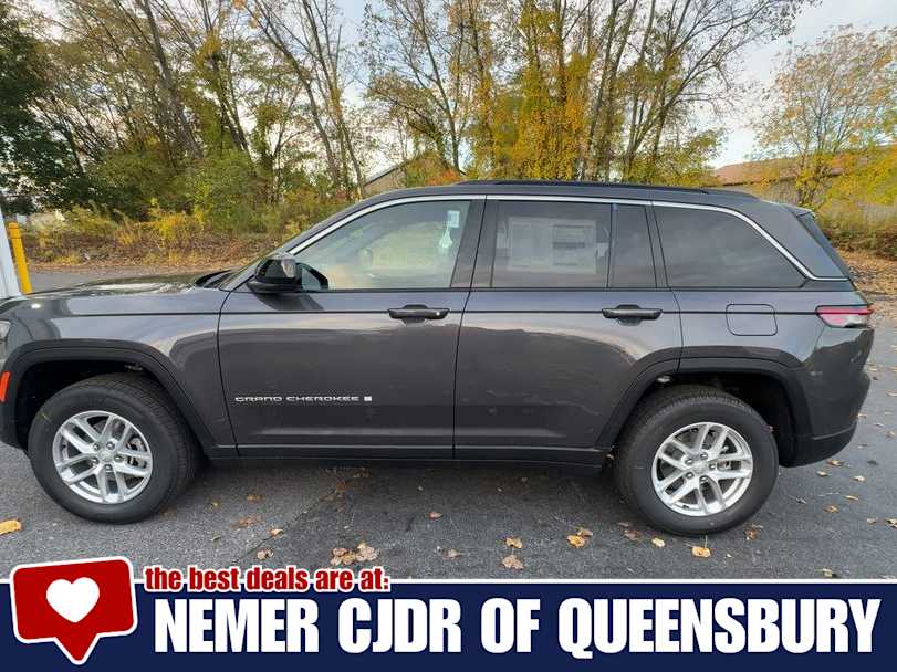 2025 Jeep Grand Cherokee Laredo photo 4