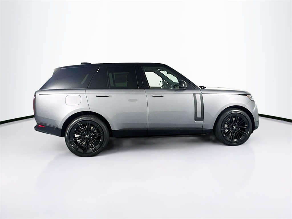 2025 Land Rover Range Rover SE photo 3