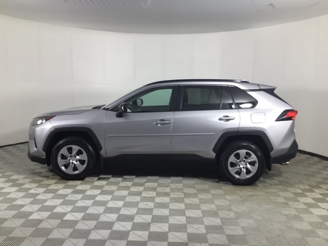 2021 Toyota RAV4 LE photo 4