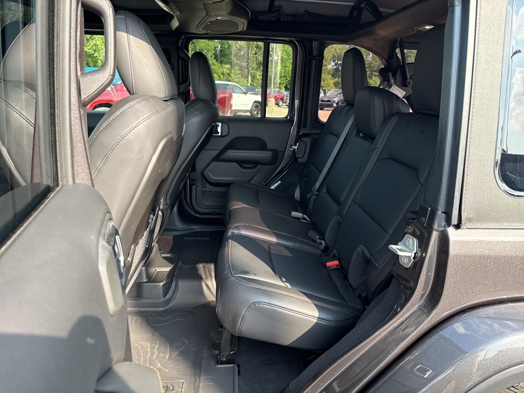 2025 Jeep Wrangler Sahara photo 25