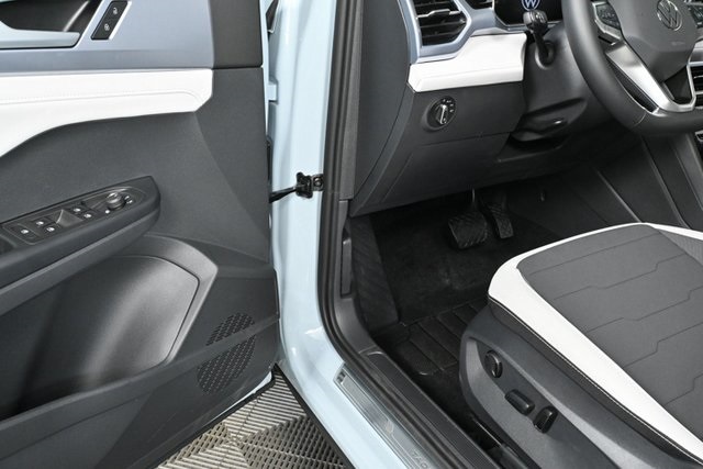 2025 Volkswagen Taos SE photo 4