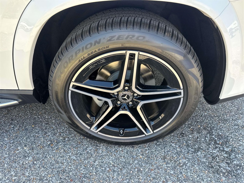 2026 Mercedes Benz GLS 450 4MATIC photo 3