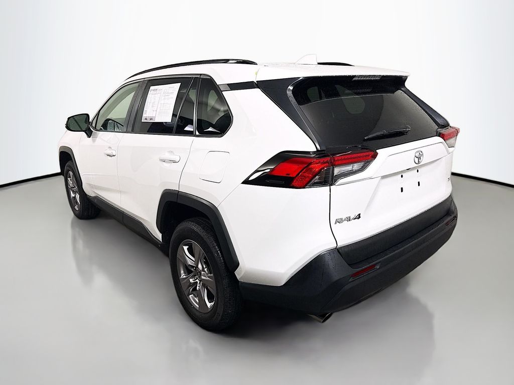 2023 Toyota RAV4 XLE photo 2